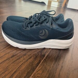 Topo Athletic Men's 9.5 Phantom 3 5MM Drop Road Running Shoe Navy/White